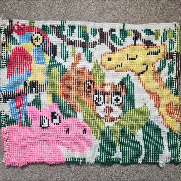 VTG 70s Latch Hook Rug, Jungle Animals: Giraffe, Parrot, Hippo, & Cheetah, 21x26 - Picture 4 of 4